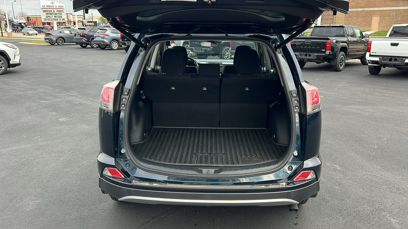 2018 Toyota RAV4 XLE 29