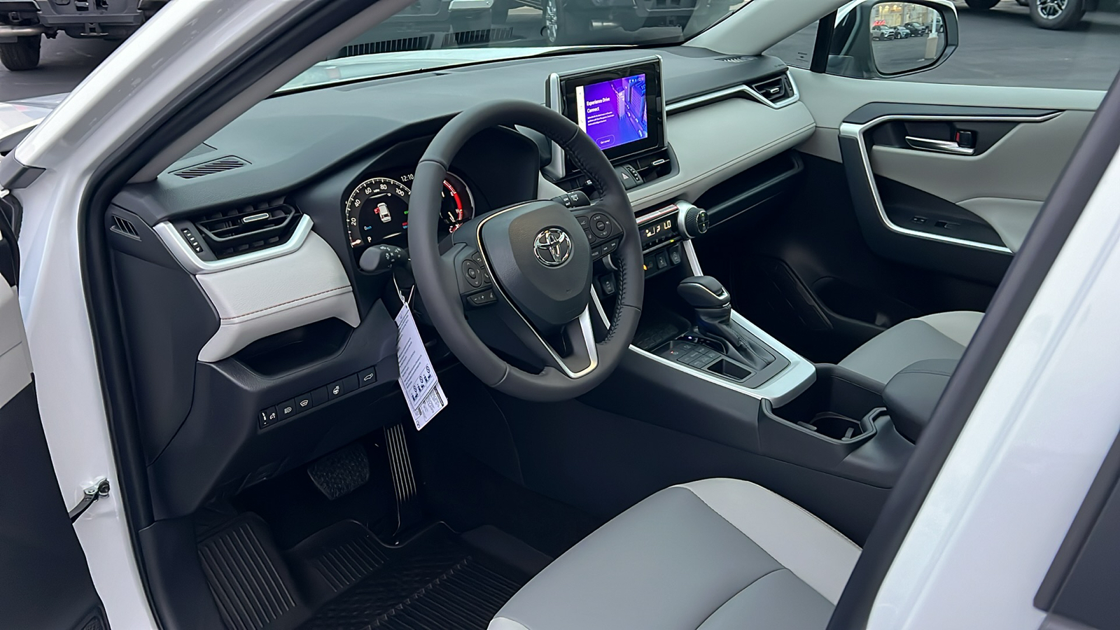 2024 Toyota RAV4 XLE Premium 27