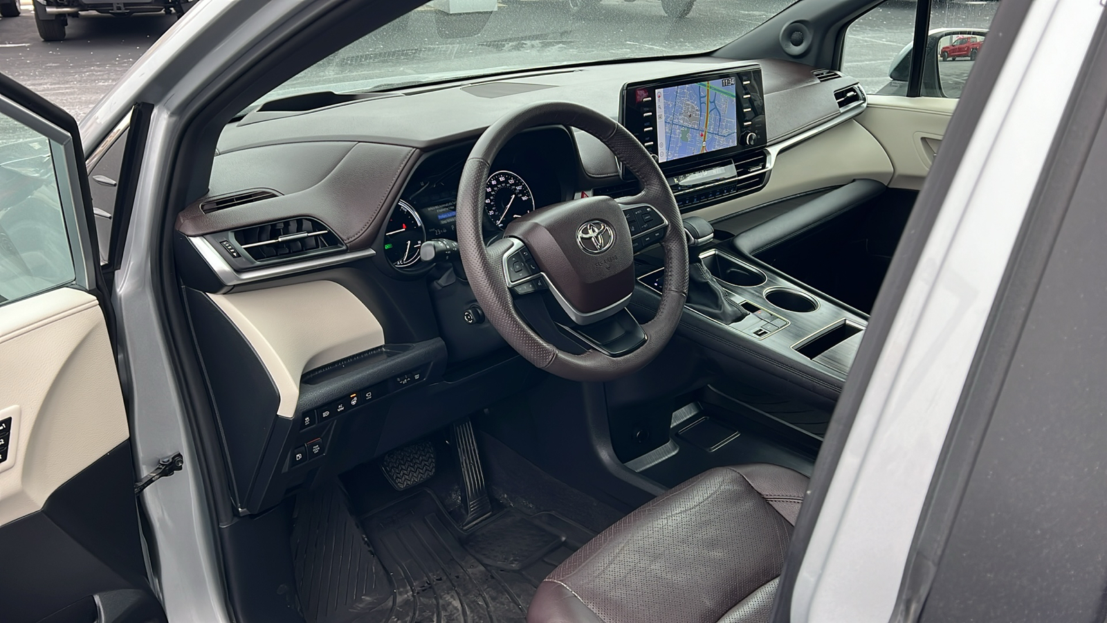 2023 Toyota Sienna Platinum 28