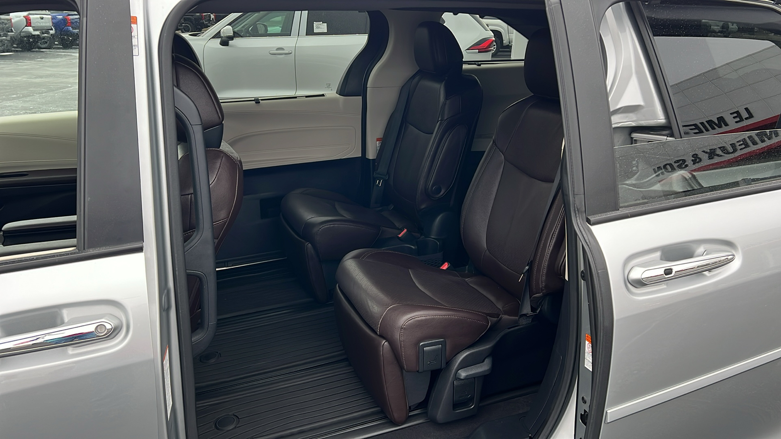 2023 Toyota Sienna Platinum 29