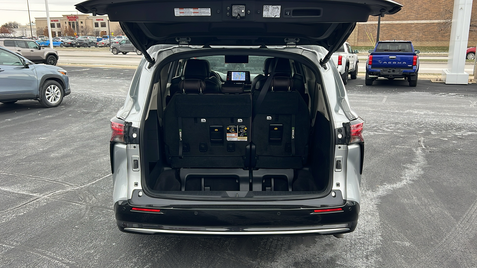 2023 Toyota Sienna Platinum 34