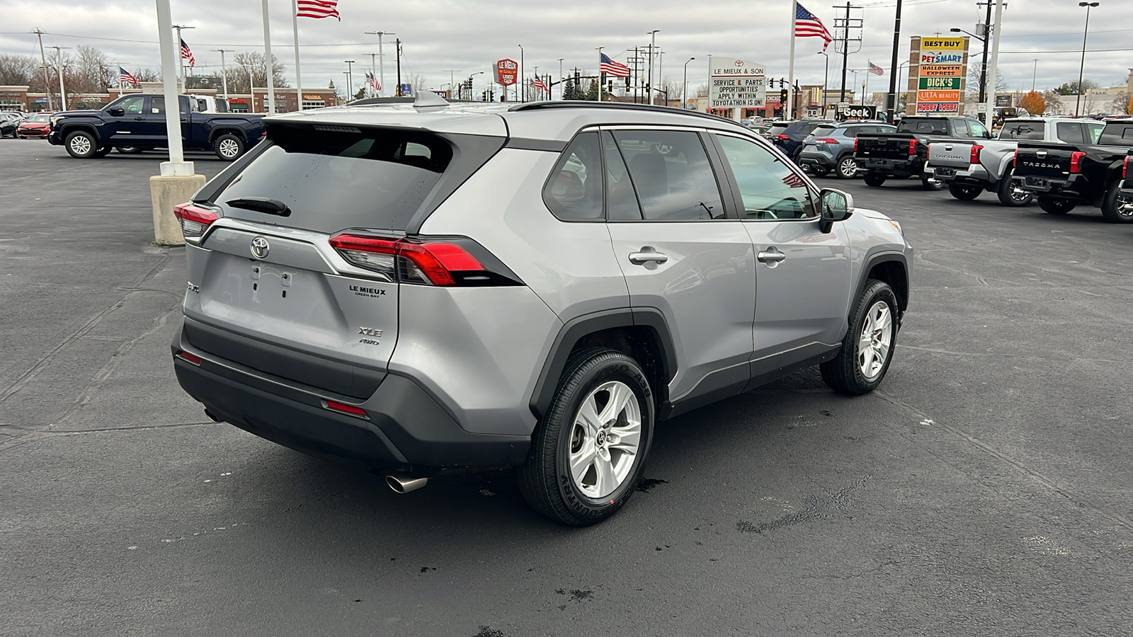 2021 Toyota RAV4 XLE 3