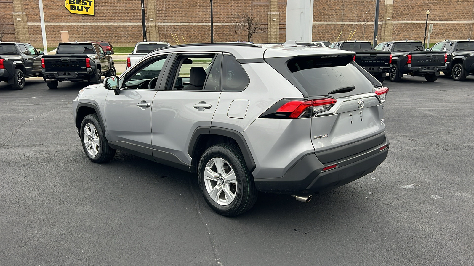 2021 Toyota RAV4 XLE 5