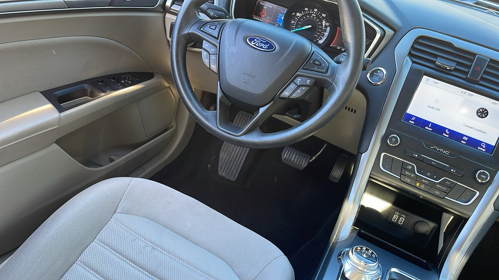 2020 Ford Fusion SE 24