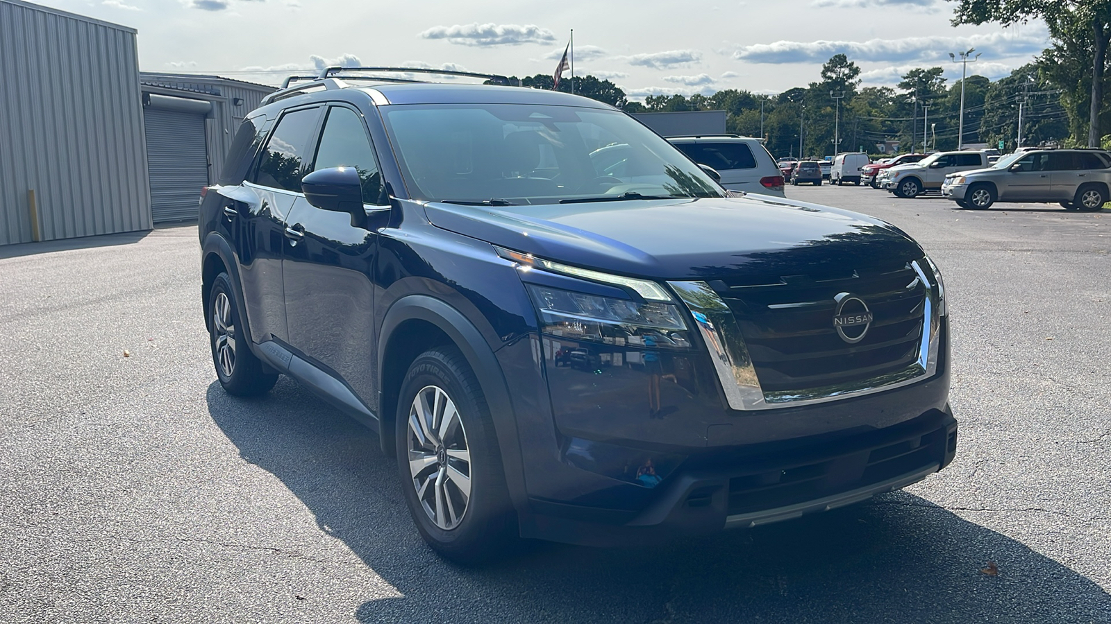 2023 Nissan Pathfinder SL 1