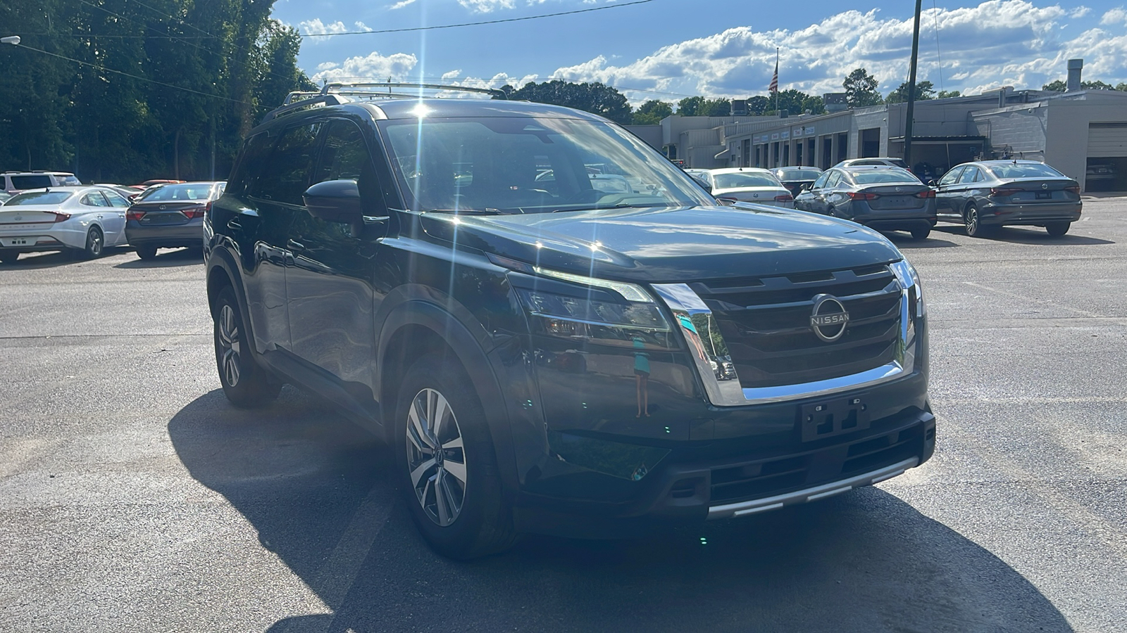 2023 Nissan Pathfinder SL 1