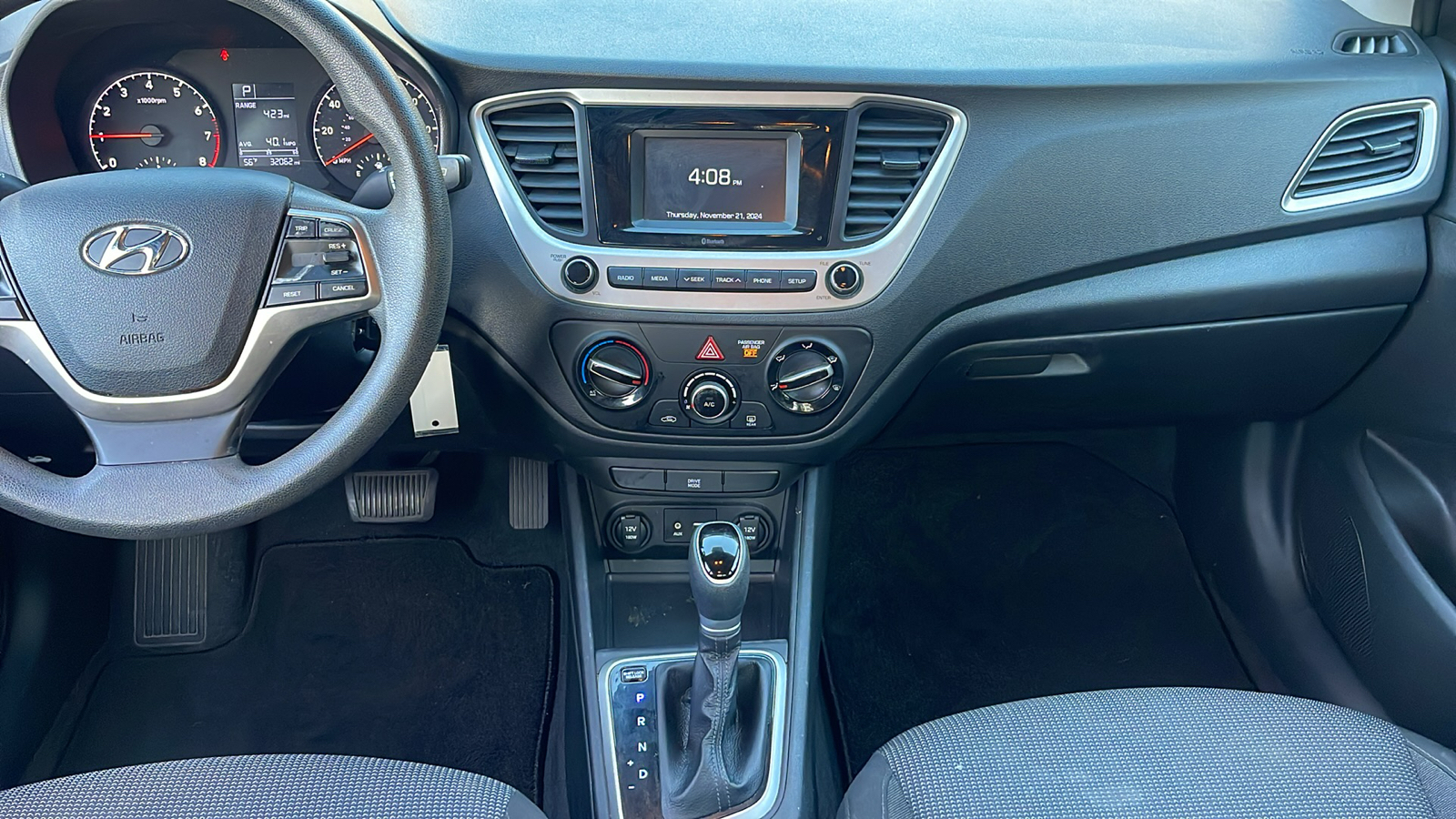 2022 Hyundai Accent SE 23