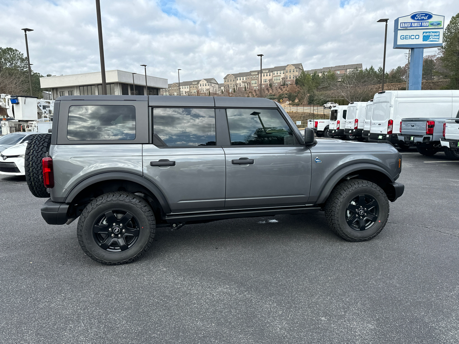 2024 Ford Bronco Black Diamond 8