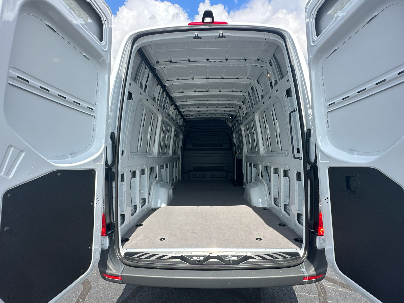 2025 Mercedes-Benz Sprinter 2500 Cargo 170 WB 17