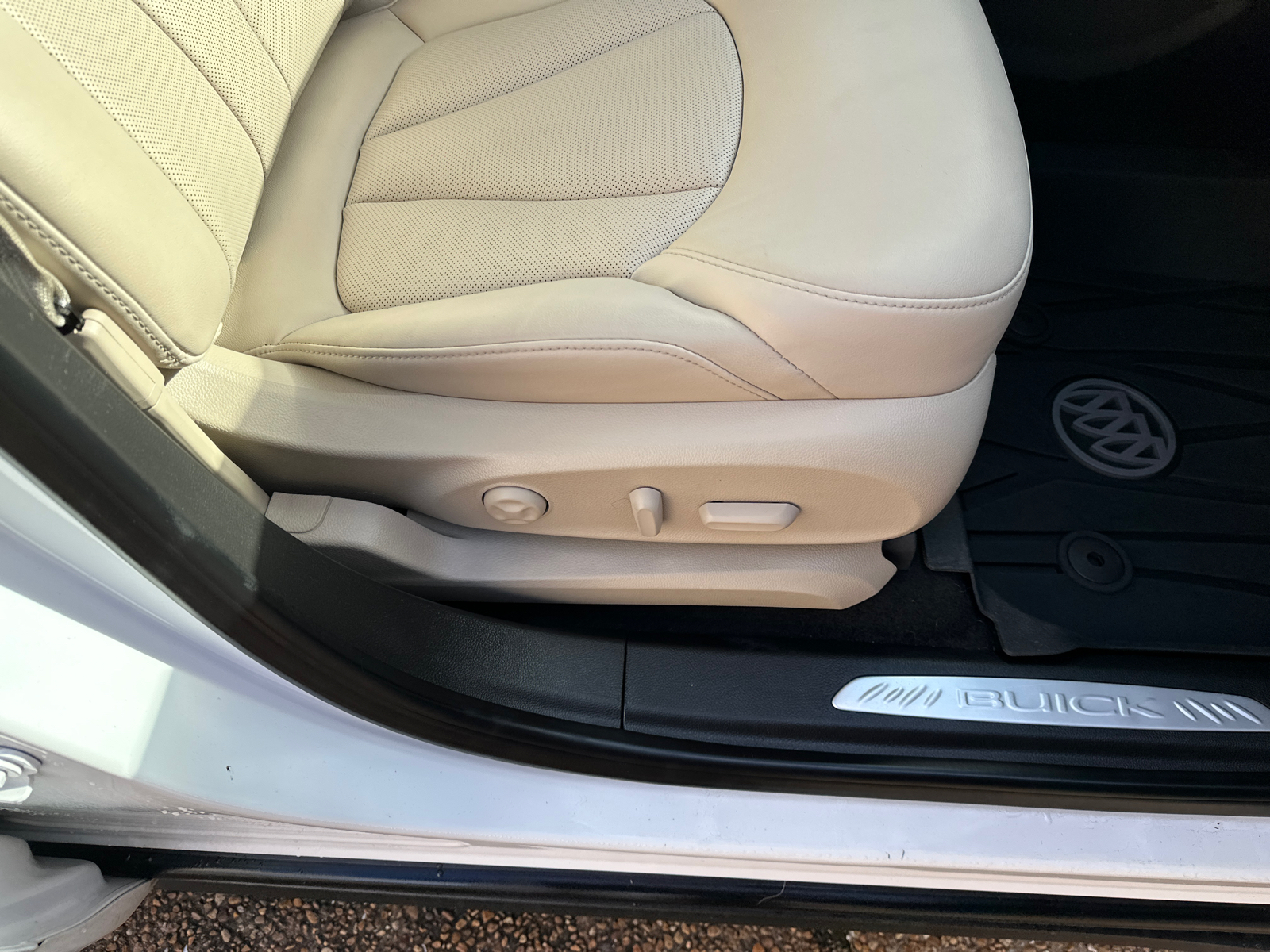 2020 Buick Envision Essence FWD 22