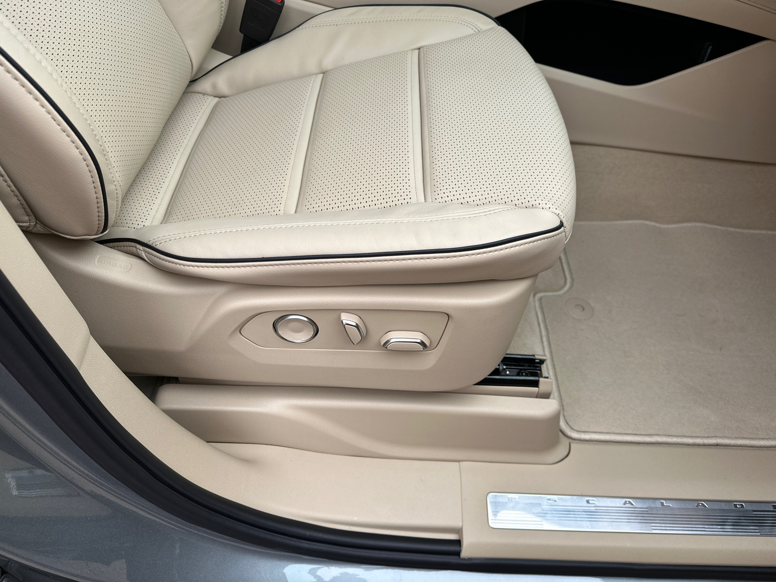 2024 Cadillac Escalade Premium Luxury 4WD 23