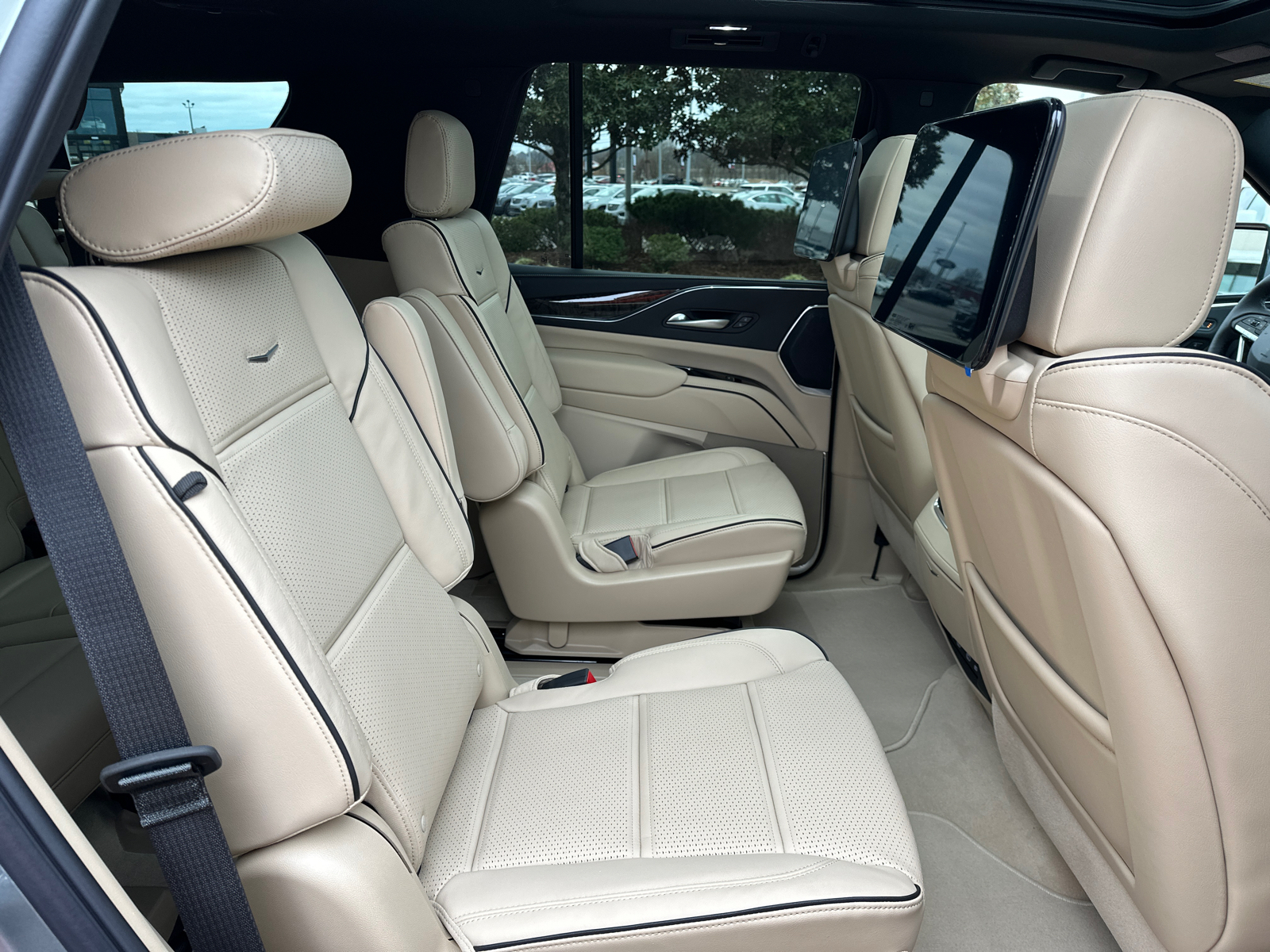 2024 Cadillac Escalade Premium Luxury 4WD 24
