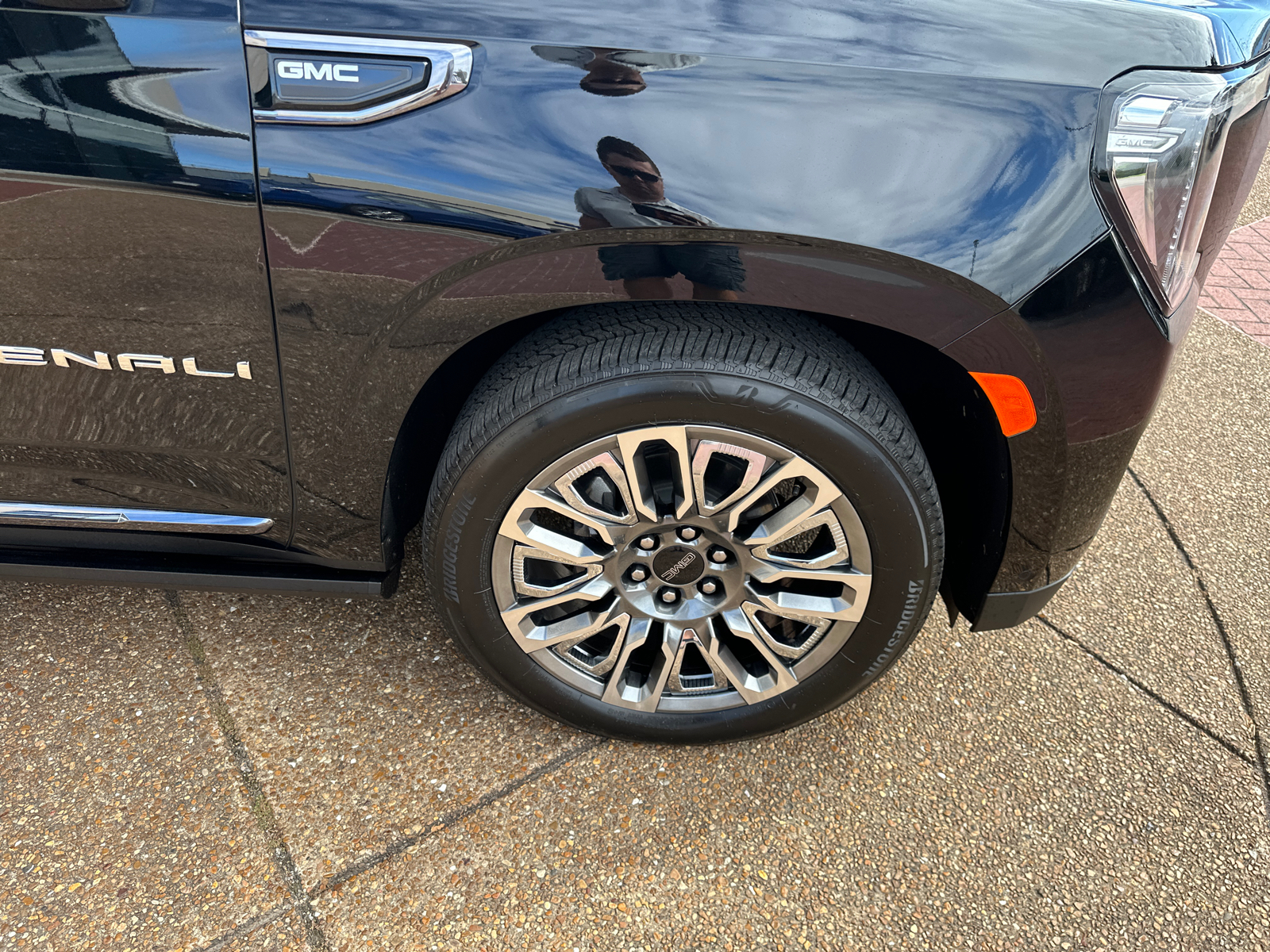 2024 GMC Yukon Denali Ultimate 4WD 35