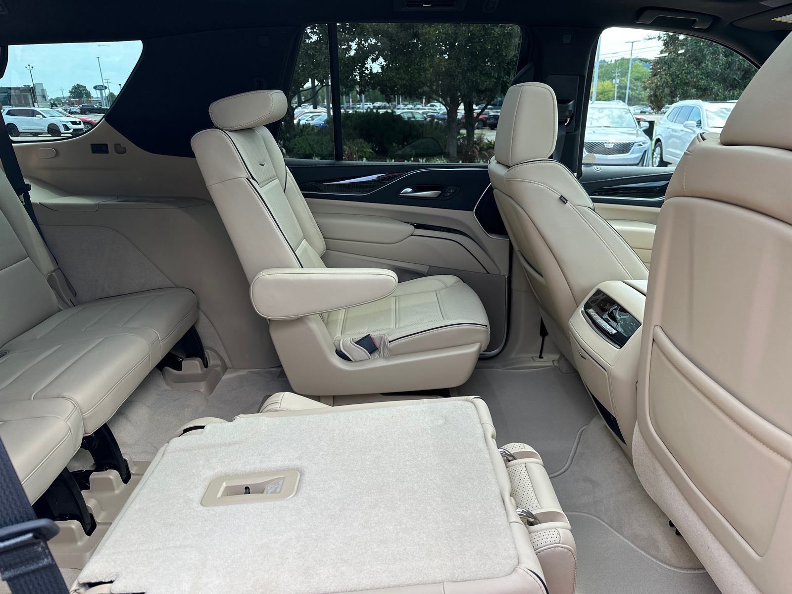 2024 Cadillac Escalade Premium Luxury 4WD 24