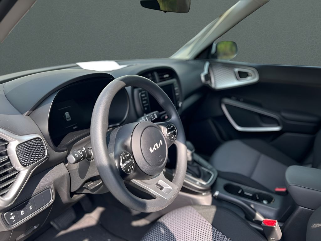 2023 Kia Soul LX 18