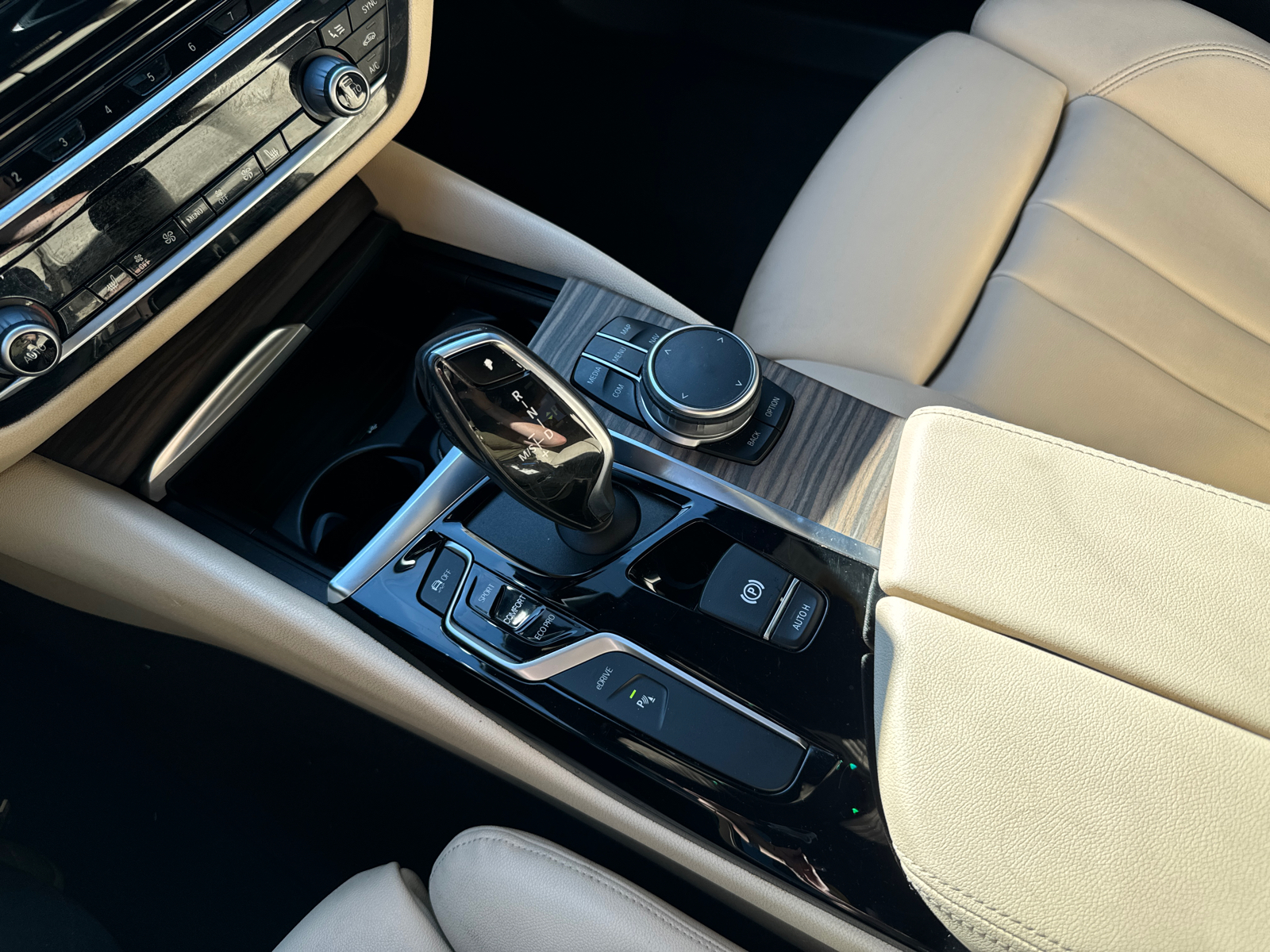 2019 BMW 5 Series 530e iPerformance 34