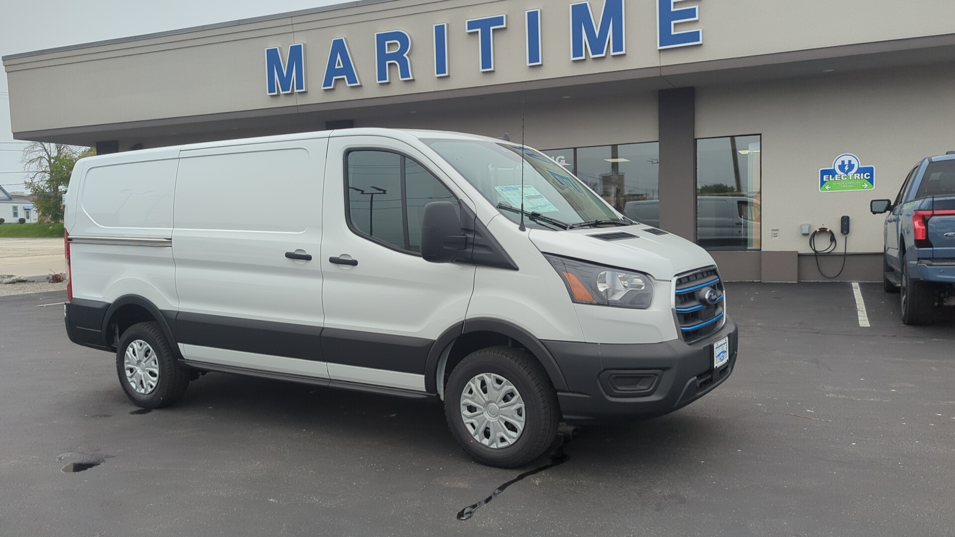 2023 Ford E-Transit Cargo Van  30