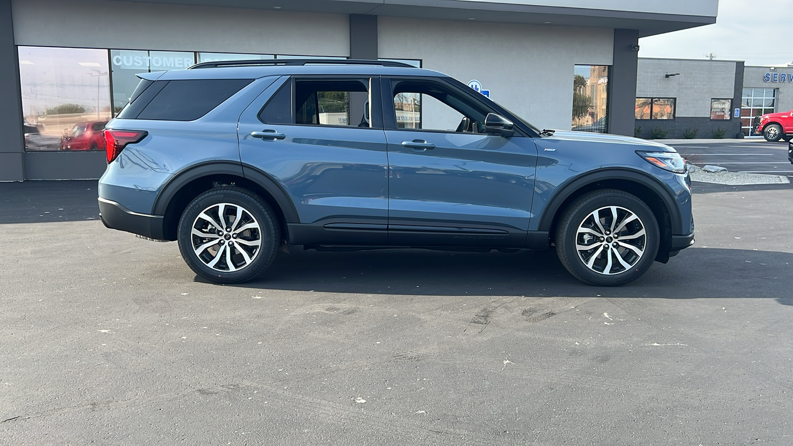 2025 Ford Explorer ST-Line 4