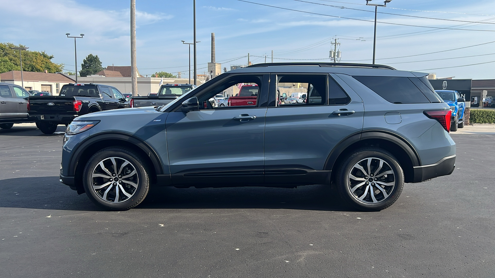 2025 Ford Explorer ST-Line 8