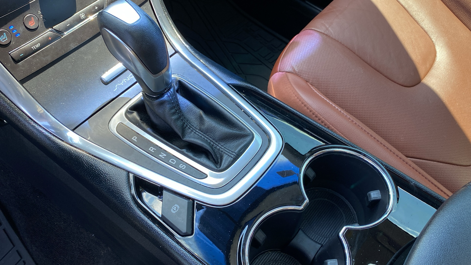 2016 Ford Edge Titanium 24