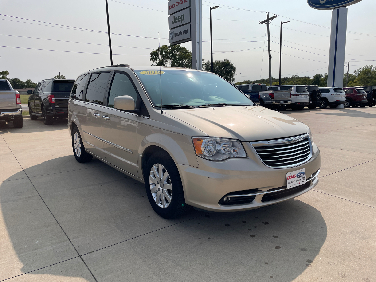 2016 Chrysler Town & Country Touring 1