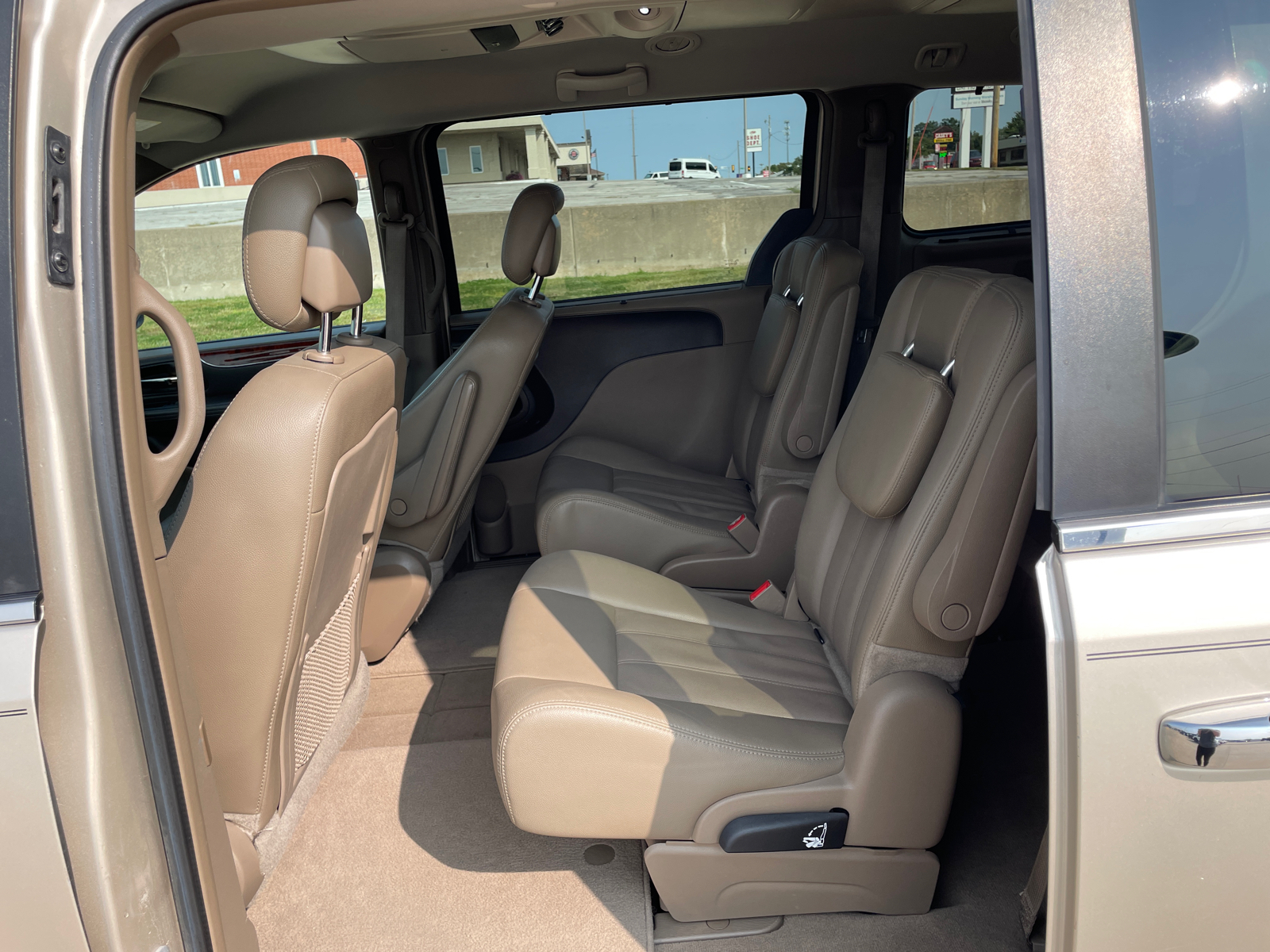 2016 Chrysler Town & Country Touring 27