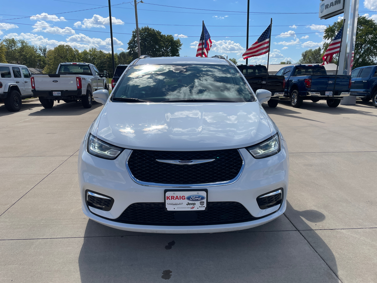 2022 Chrysler Pacifica Touring L 2