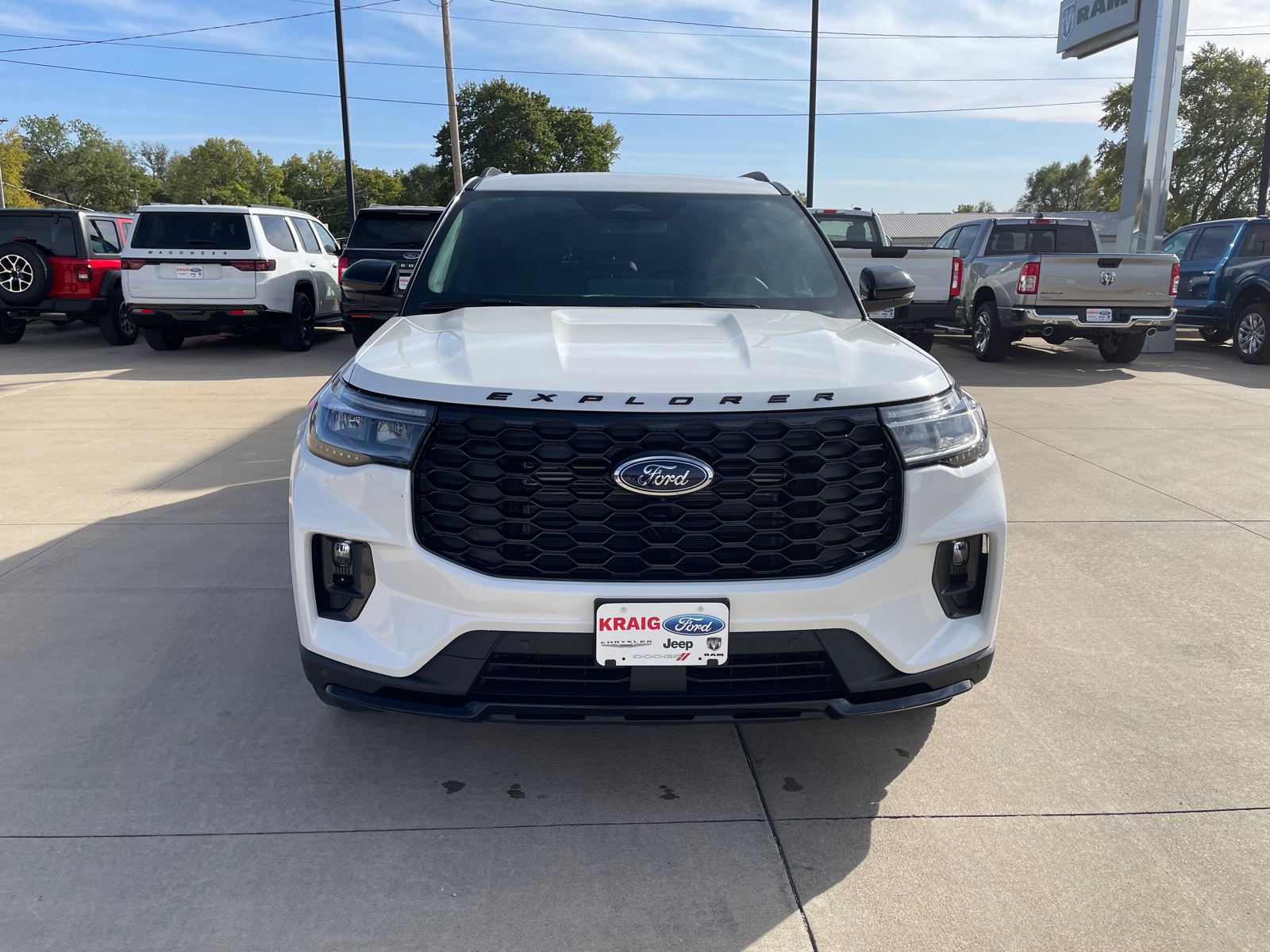 2025 Ford Explorer ST-Line 2