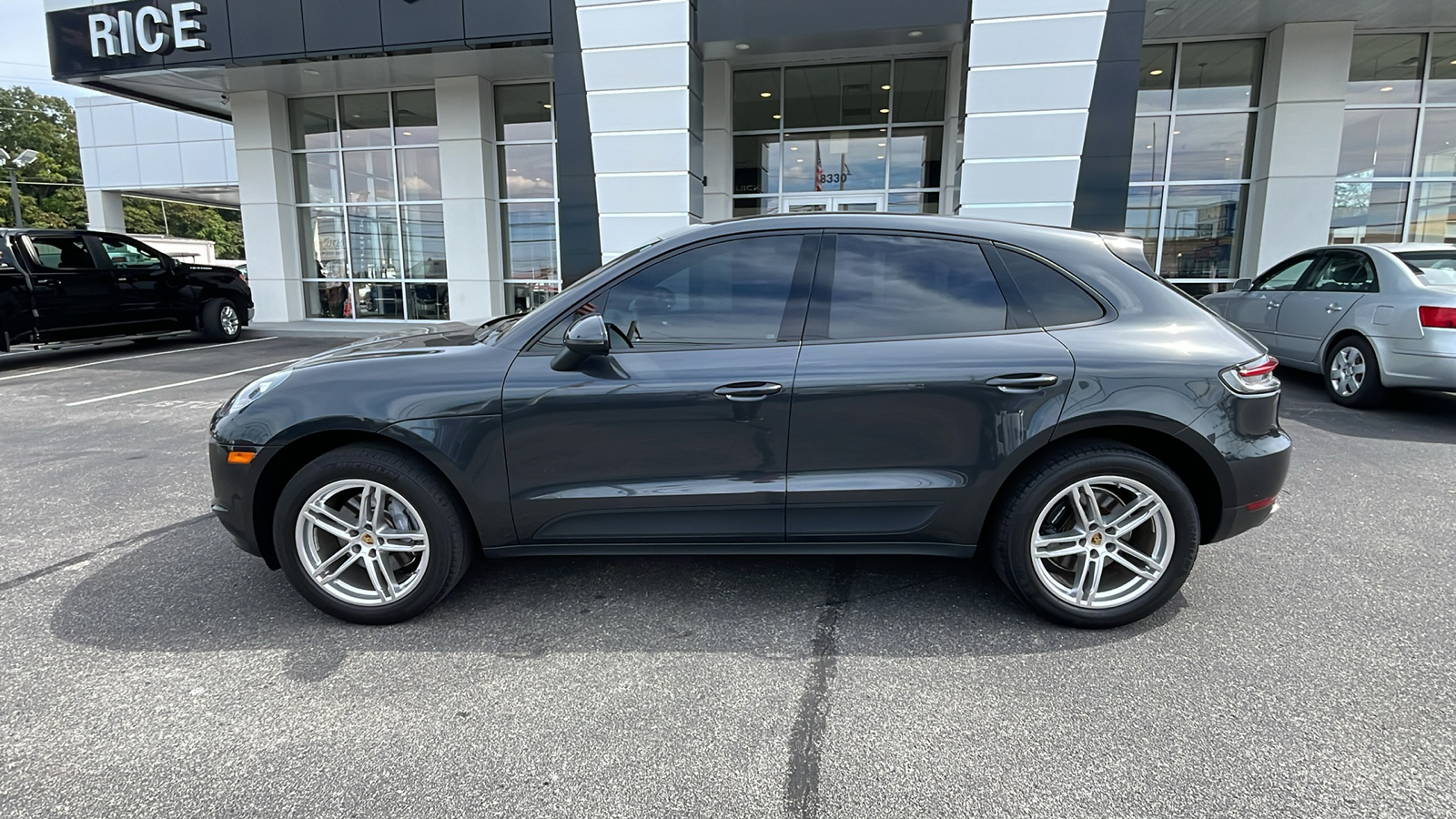 2019 Porsche Macan Base 2