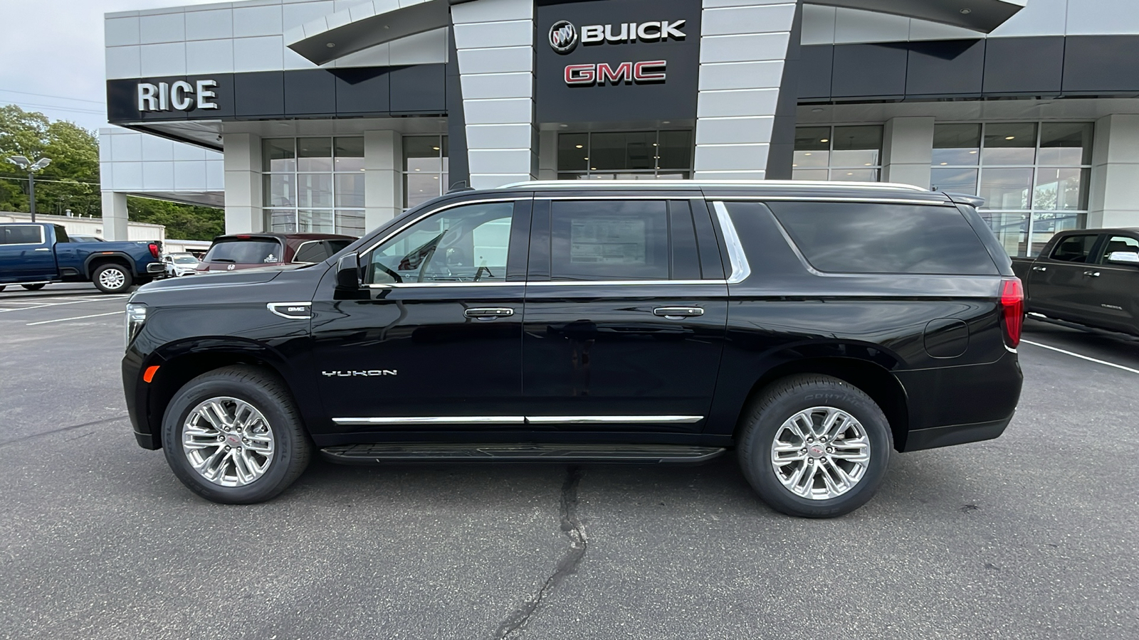 2024 GMC Yukon XL SLT 2