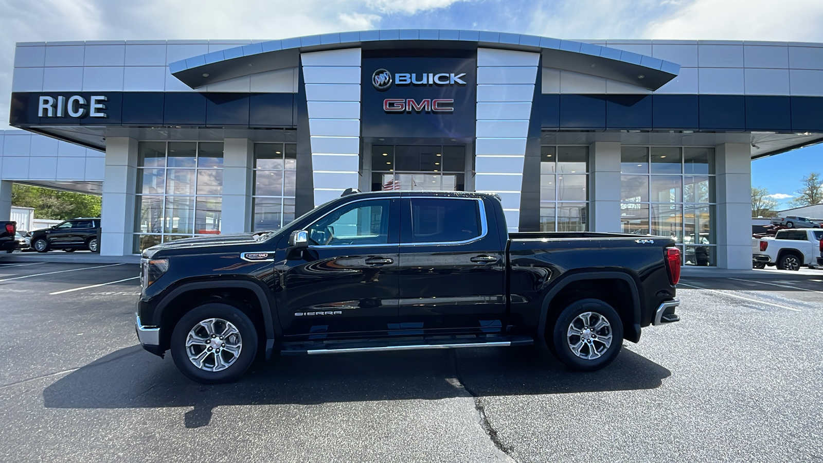 2024 GMC Sierra 1500 SLE 1