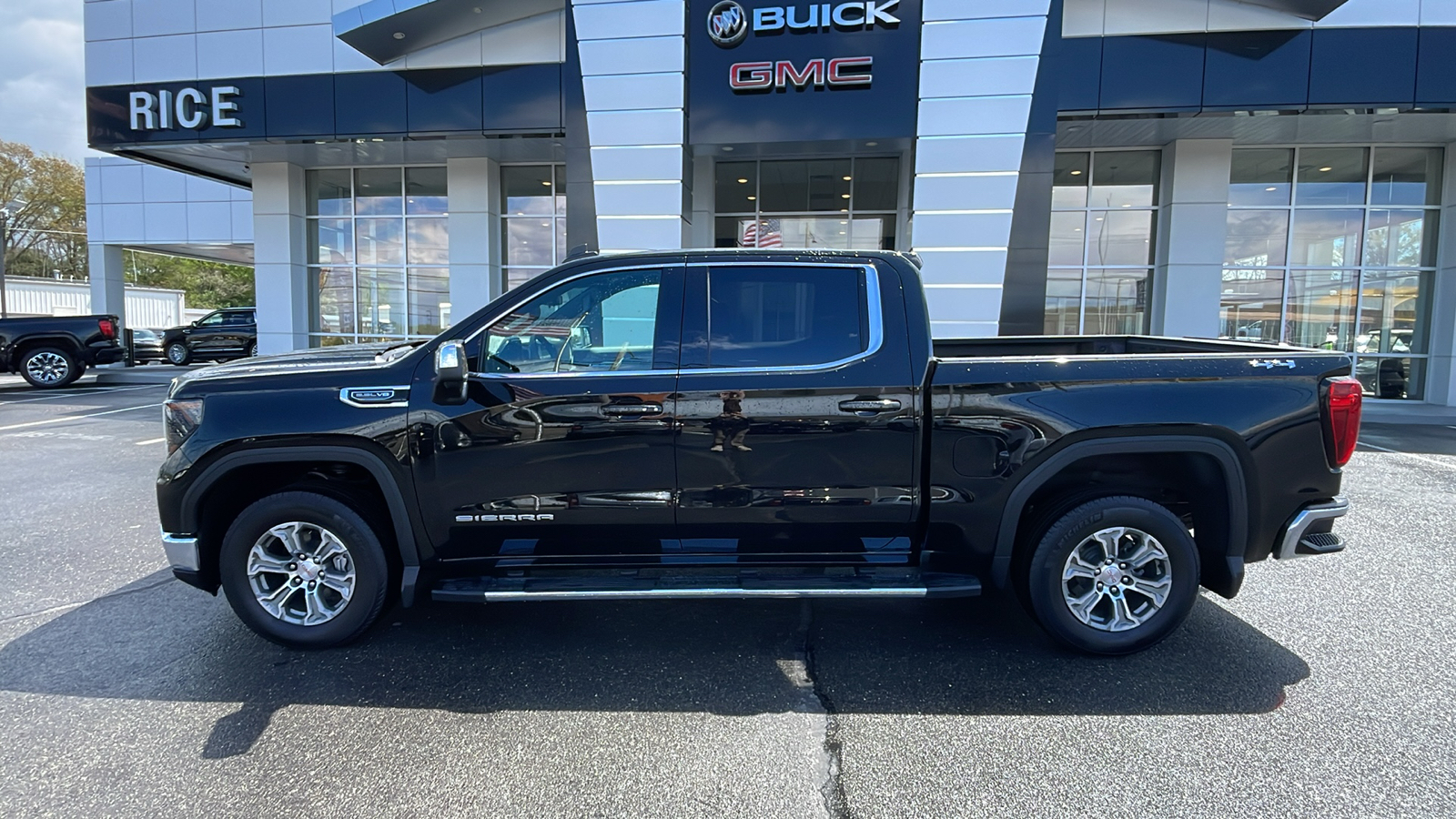 2024 GMC Sierra 1500 SLE 2