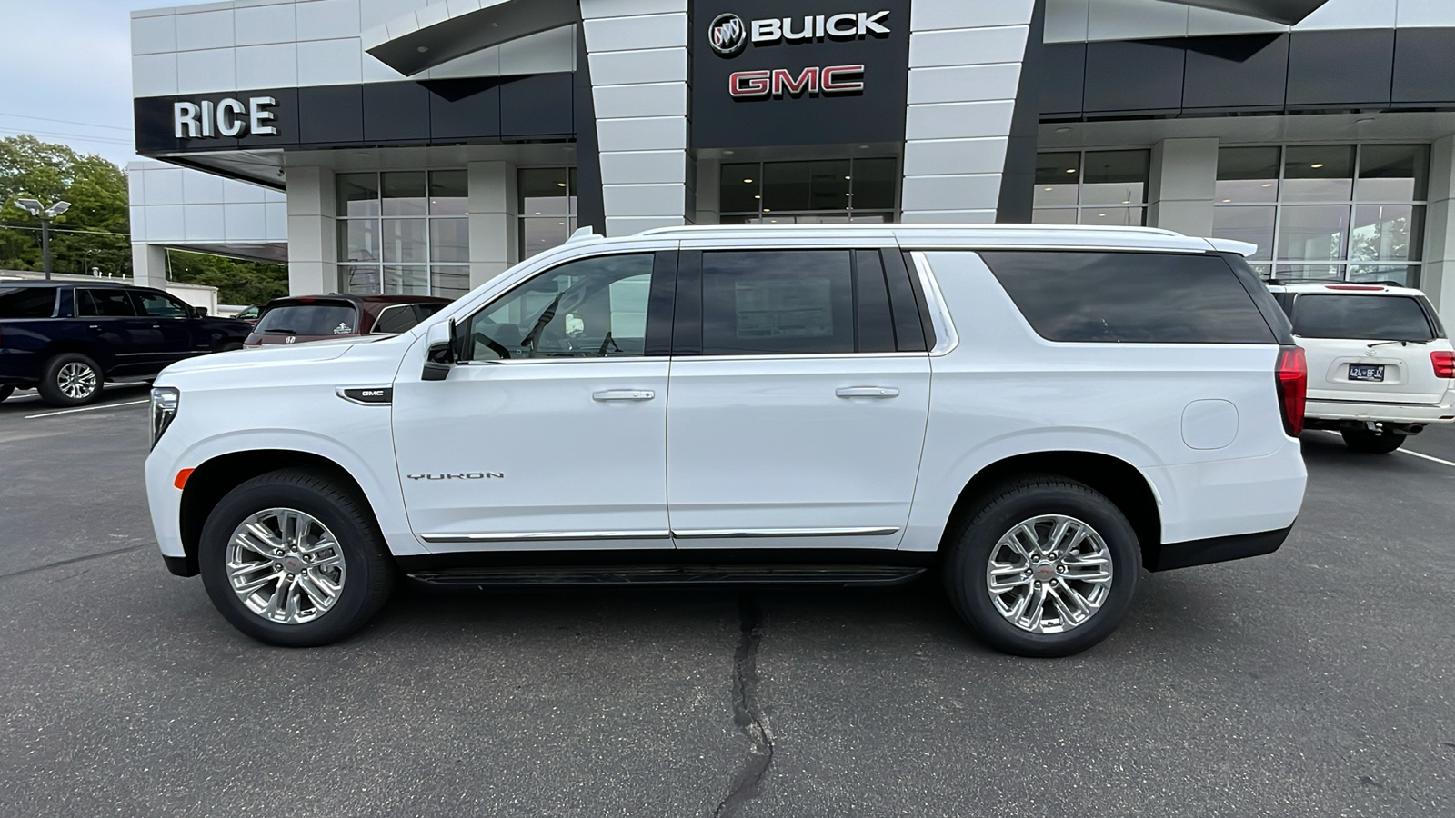 2024 GMC Yukon XL SLT 2