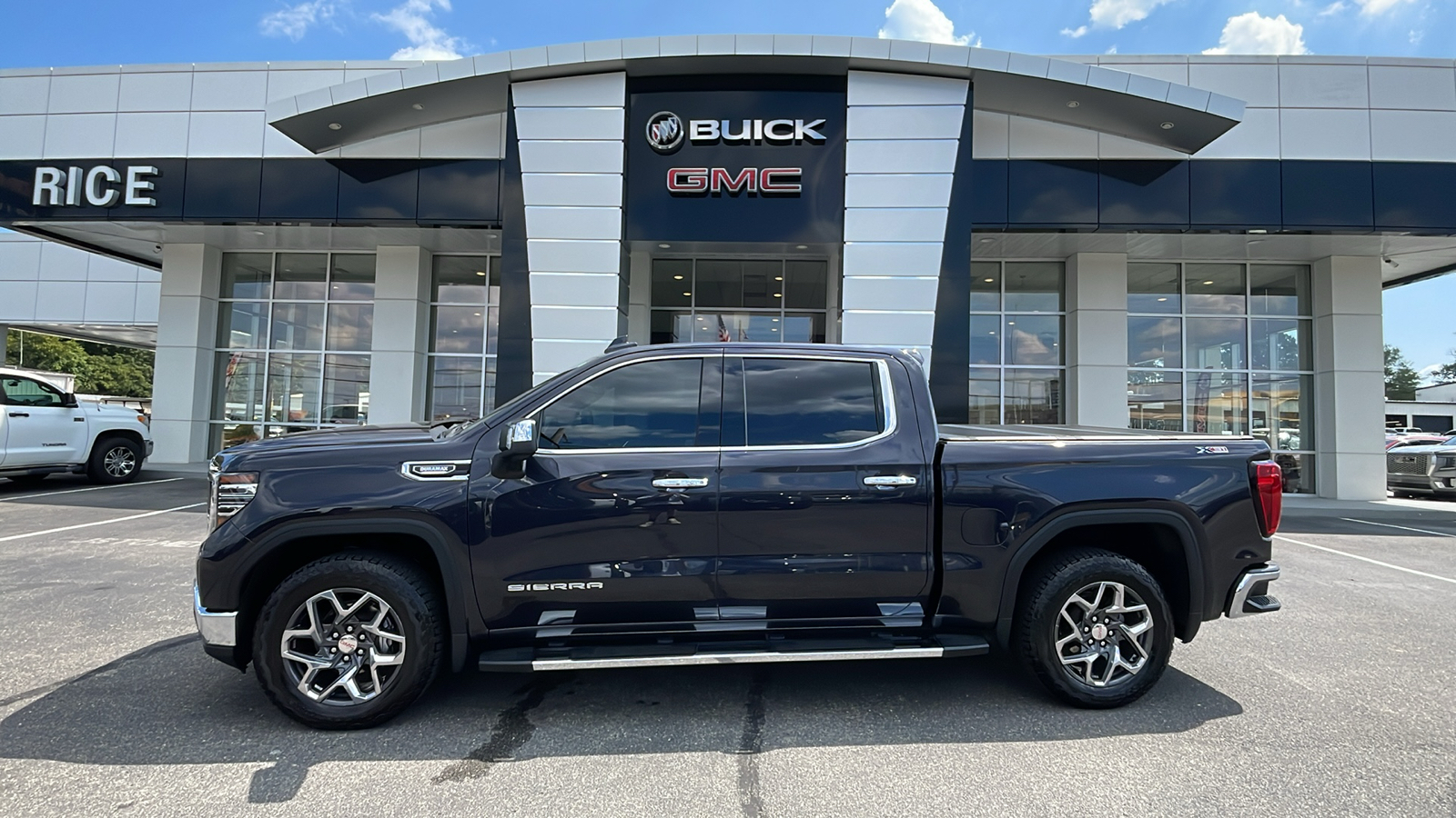 2022 GMC Sierra 1500 SLT 1