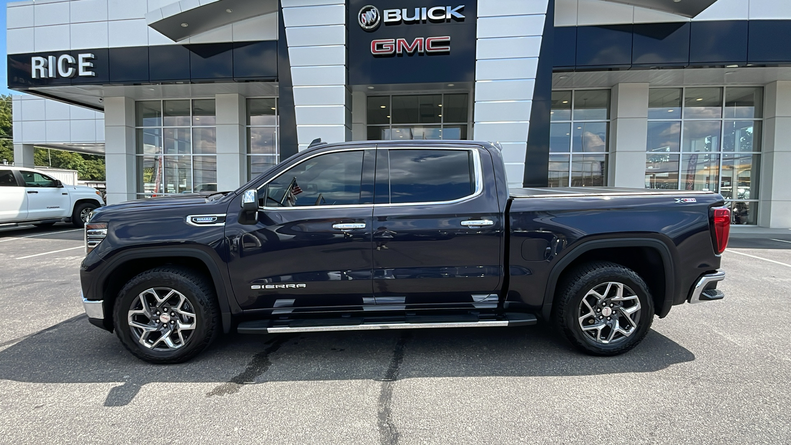 2022 GMC Sierra 1500 SLT 2