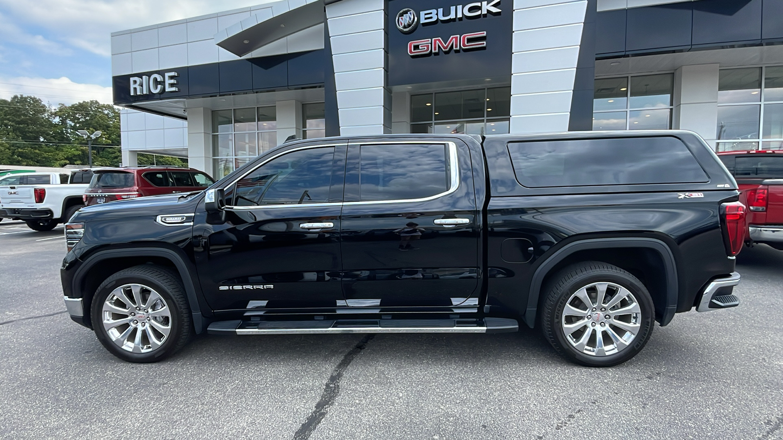 2022 GMC Sierra 1500 SLT 2