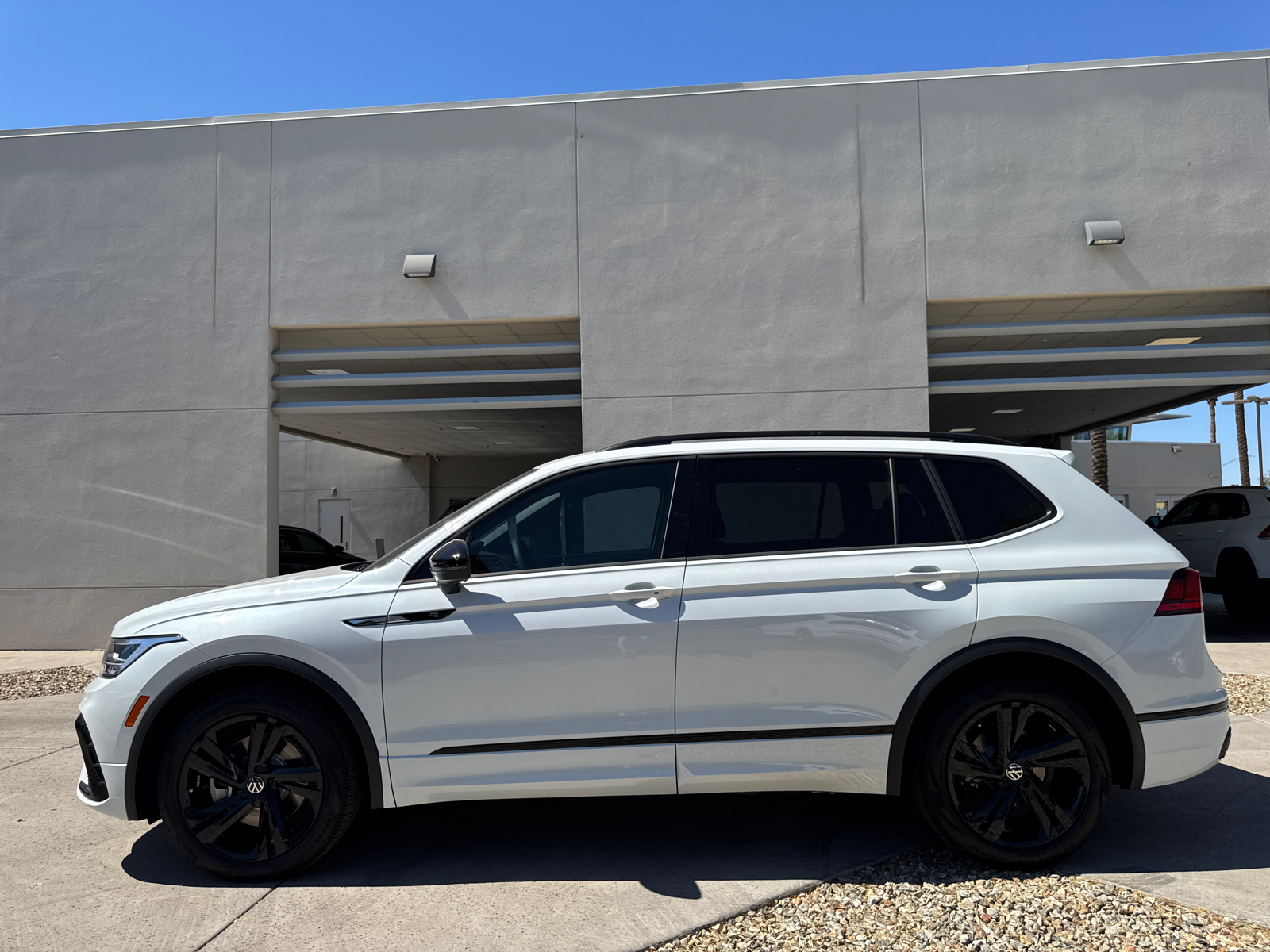 2024 Volkswagen Tiguan 2.0T SE R-Line Black 5