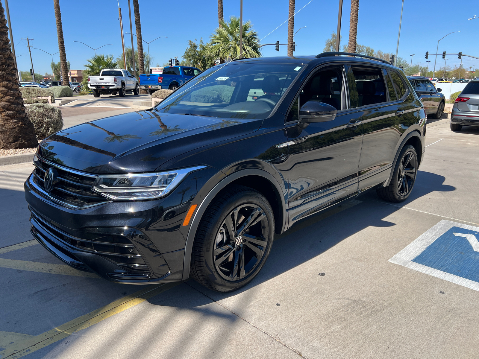 2024 Volkswagen Tiguan 2.0T SE R-Line Black 4