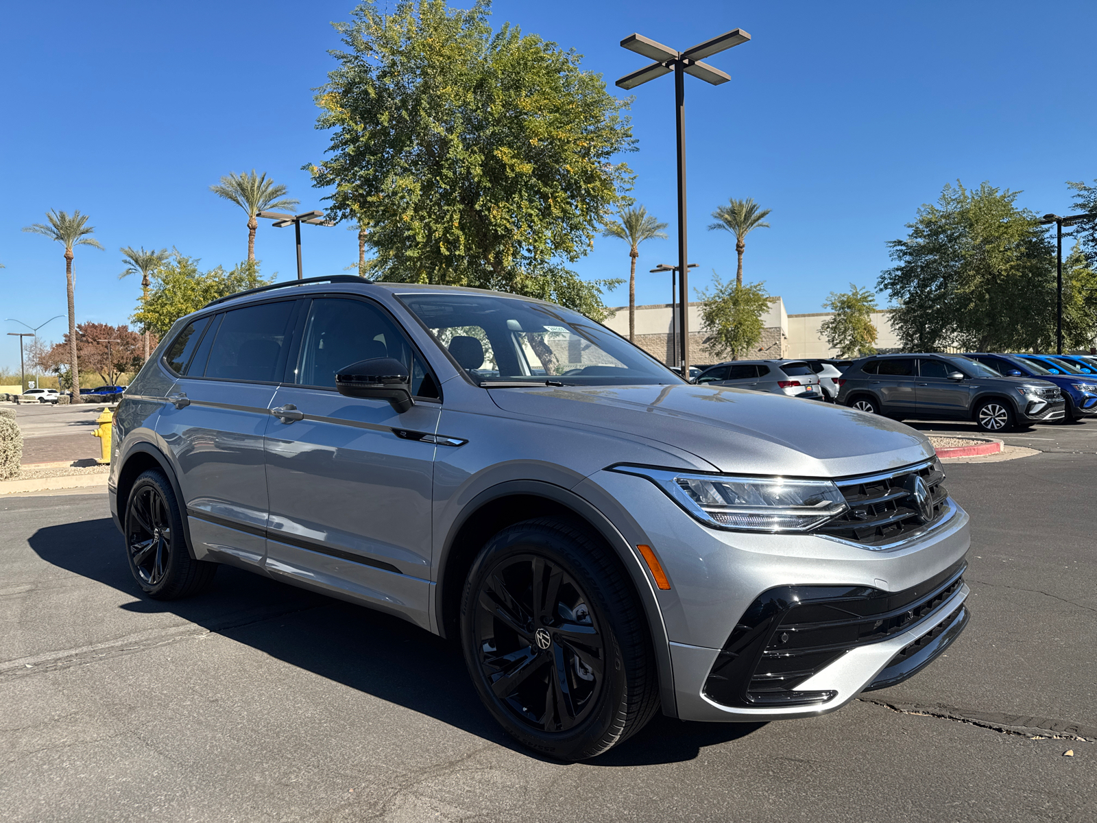 2024 Volkswagen Tiguan 2.0T SE R-Line Black 2