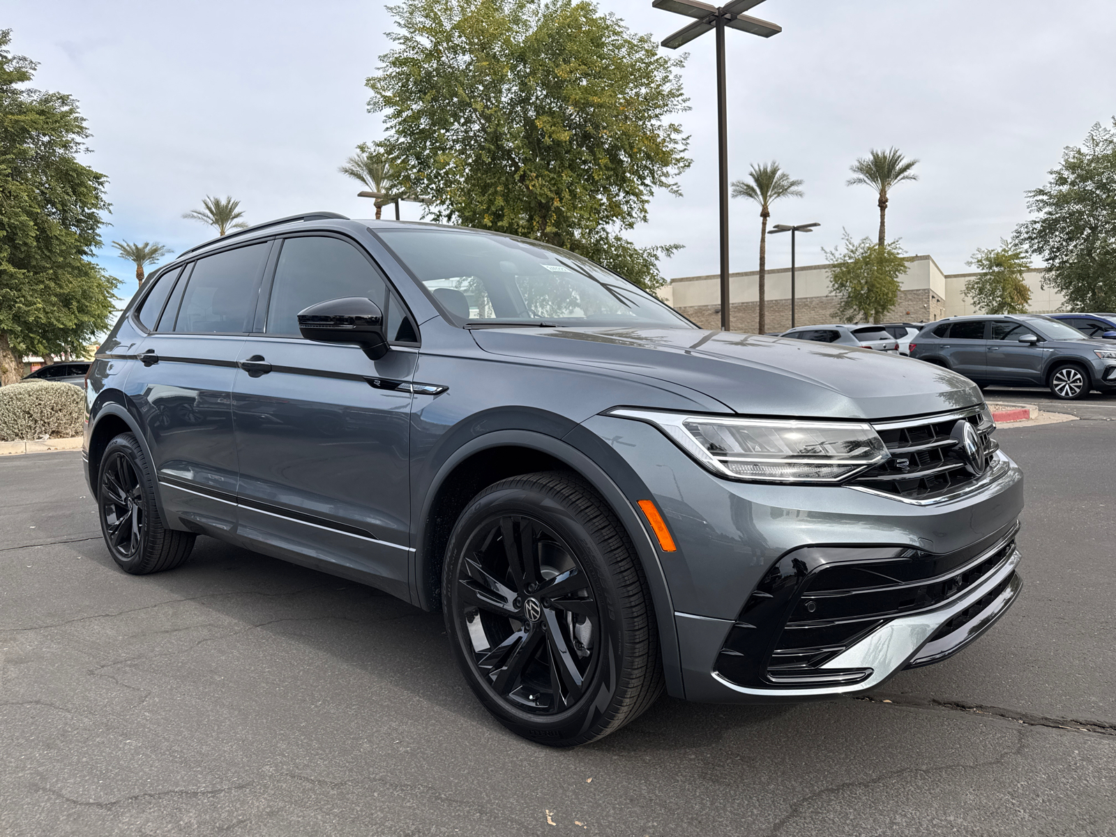 2024 Volkswagen Tiguan 2.0T SE R-Line Black 2