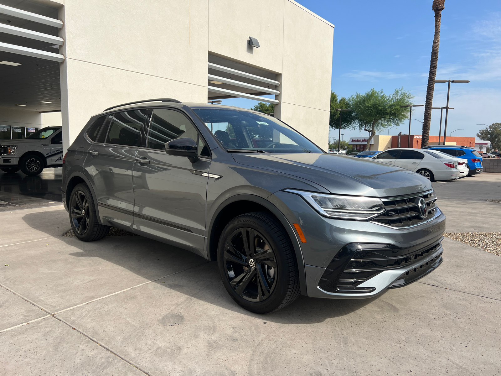 2024 Volkswagen Tiguan 2.0T SE R-Line Black 2