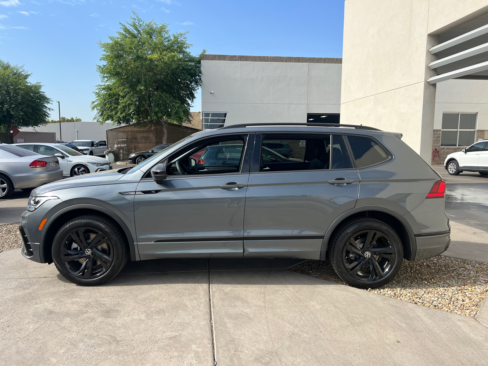 2024 Volkswagen Tiguan 2.0T SE R-Line Black 5