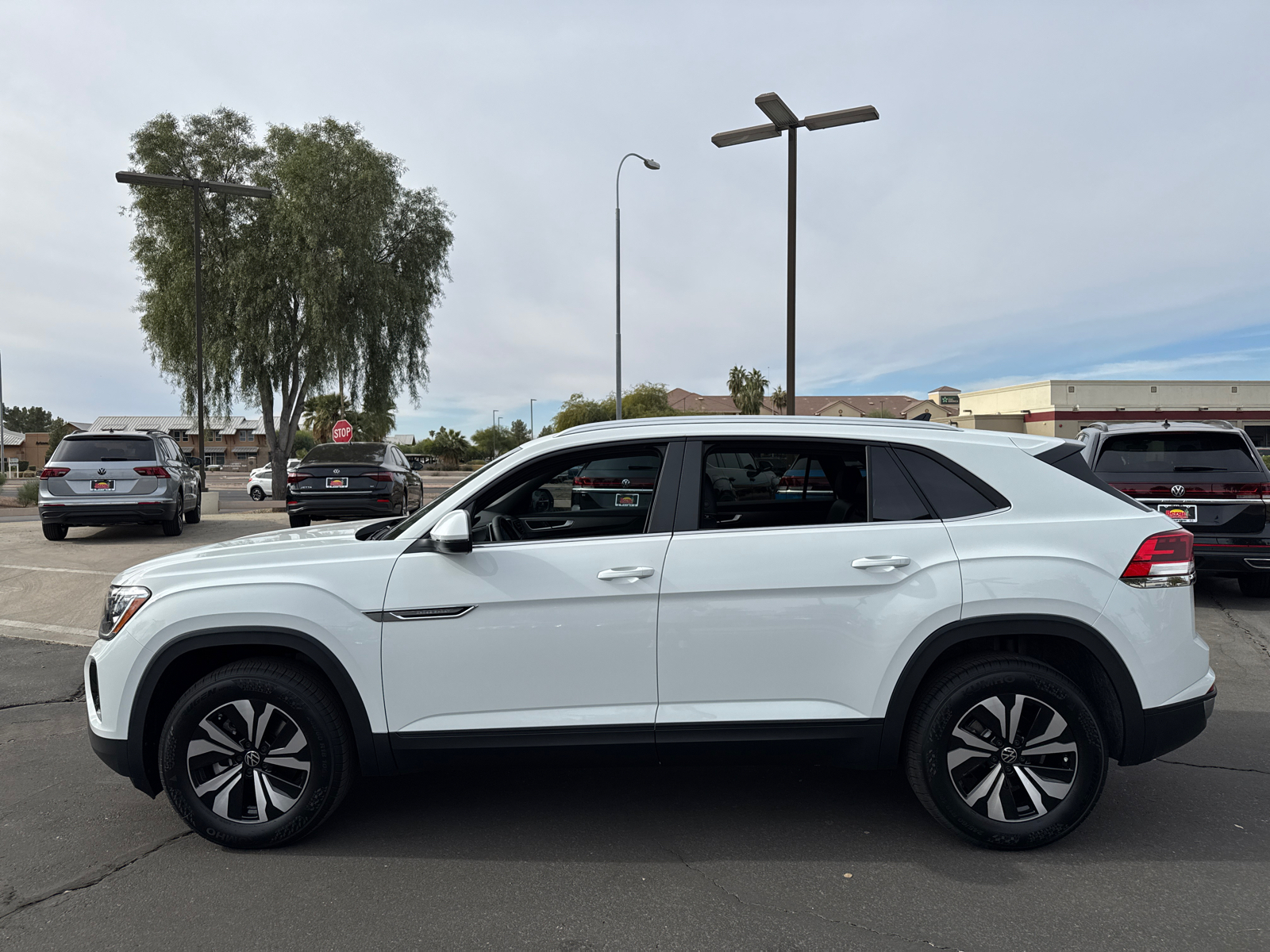 2025 Volkswagen Atlas Cross Sport 2.0T SE 5