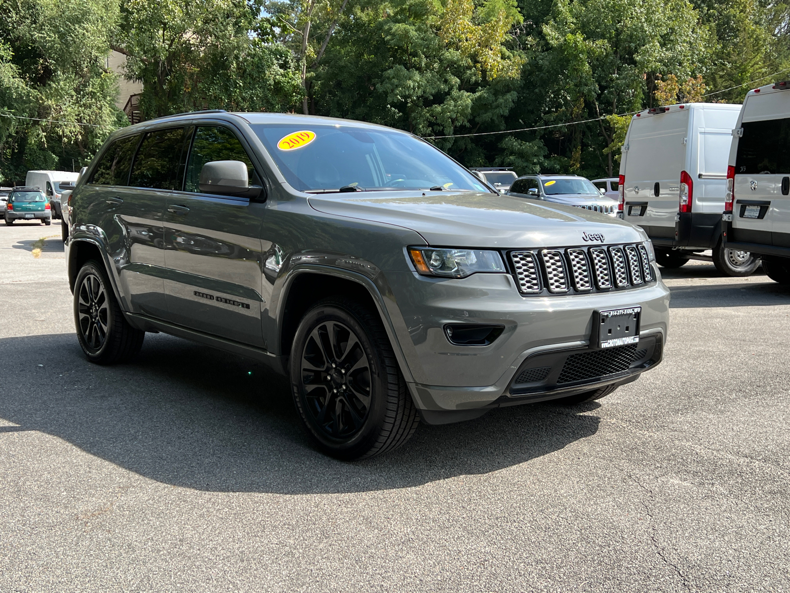 2019 Jeep Grand Cherokee Altitude 1