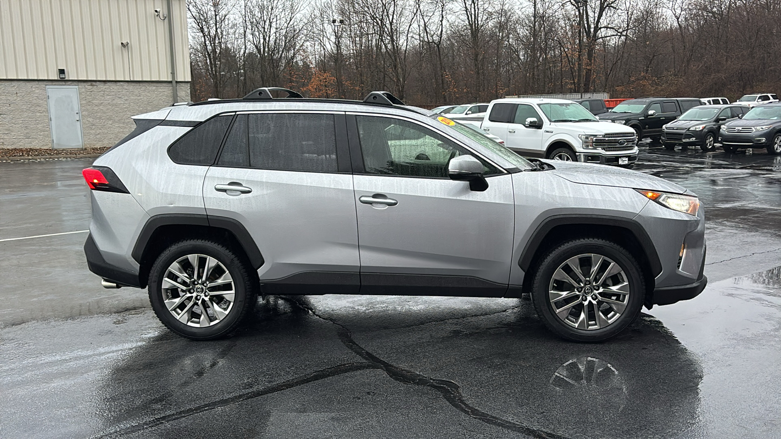 2019 Toyota RAV4 XLE Premium 3