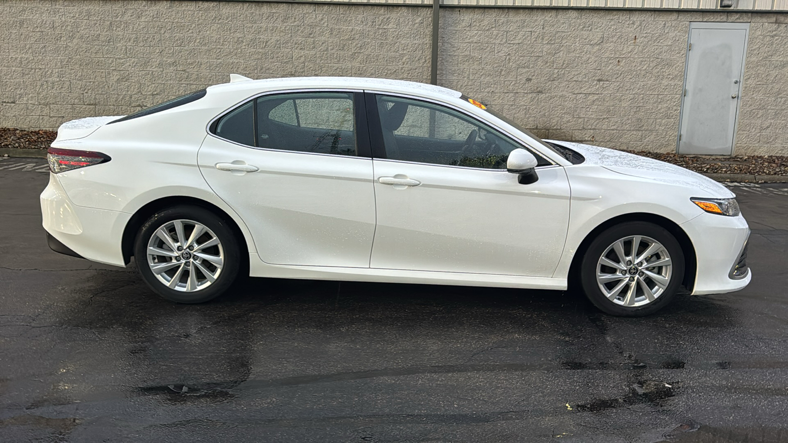 2023 Toyota Camry LE 3