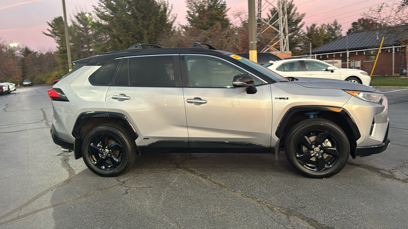 2021 Toyota RAV4 Hybrid XSE 3