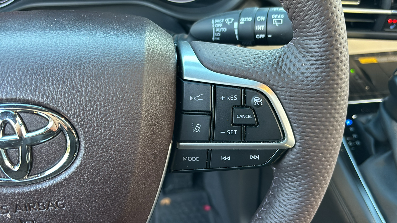 2024 Toyota Sienna Platinum 28