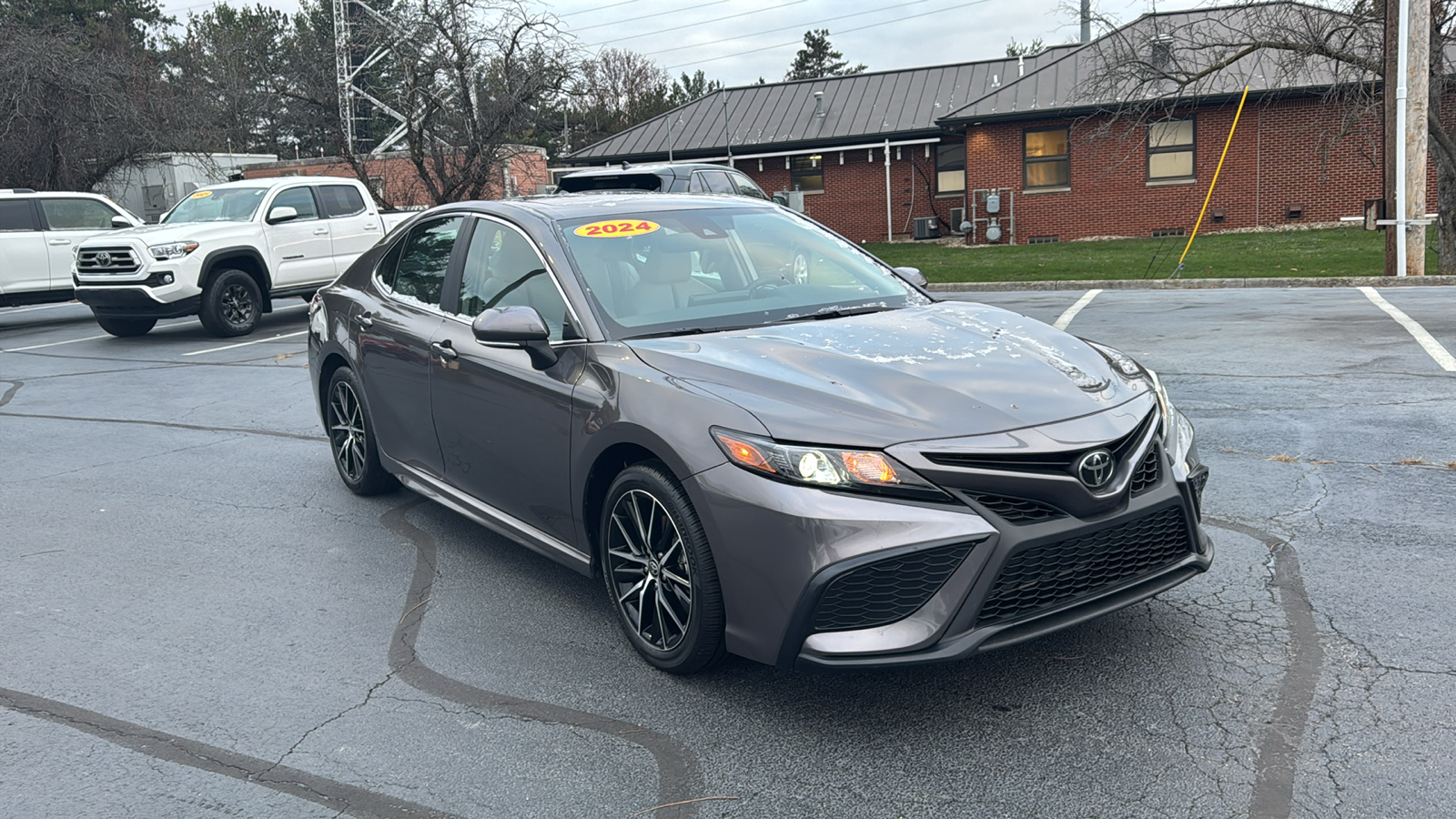 2024 Toyota Camry SE 2