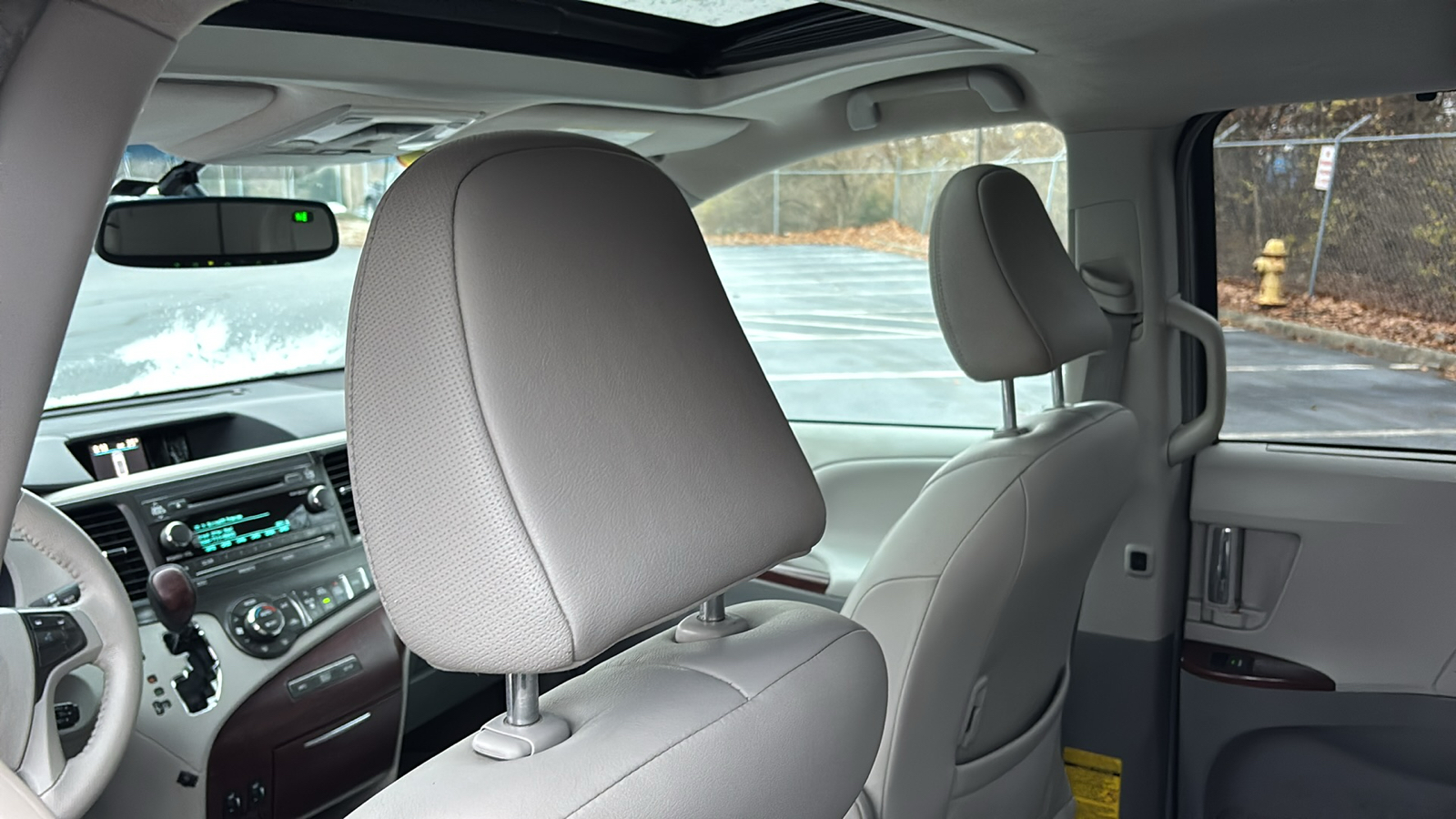 2013 Toyota Sienna XLE 38